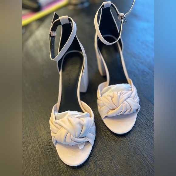 REBECCA MINKOFF NWT
Capriana Ankle-Strap Leather Sandals Size 7 - Picture 5 of 13